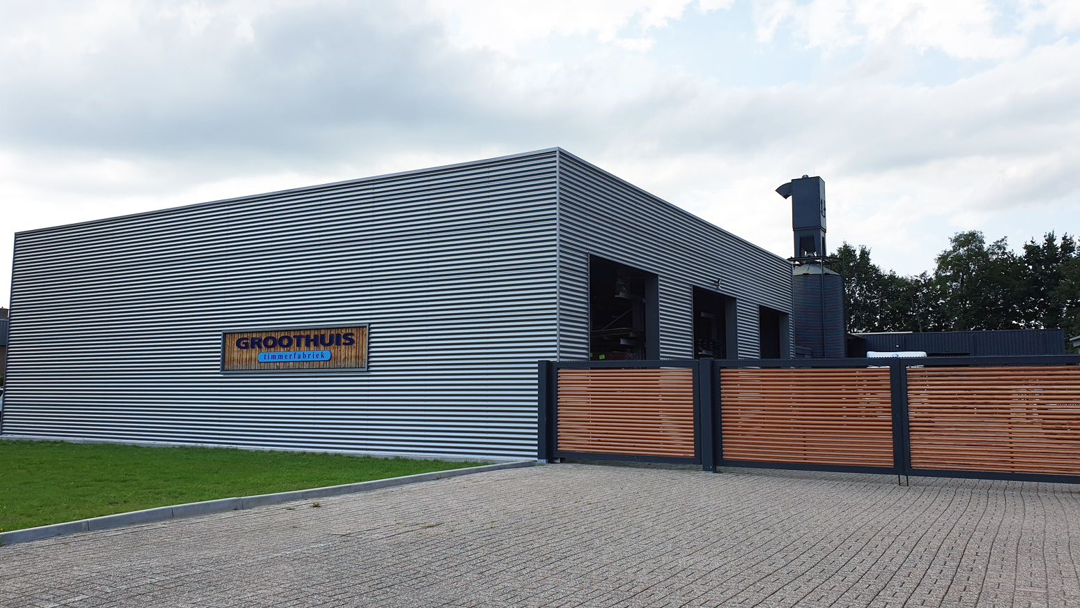Timmerfabriek Groothuis in Mariaparochie Zijaanzicht van bedrijfspand Groothuis Timmerfabriek gevestigd in Mariaparochie