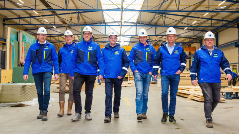 Medewerkers van ADS Groep in Goor Medewerkers van Ads Groep in Goor die naast elkaar staan in de fabriekshal.