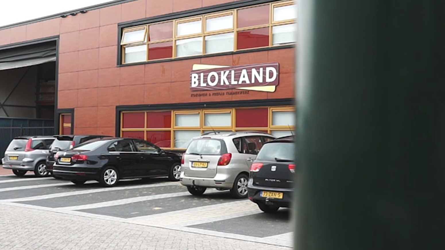 Blokland Timmerfabriek in Hardinxveld-Giessendam Vooraanzicht van bedrijfspand Blokland Timmerfabriek gevestigd in Hardinxveld-Giessendam.
