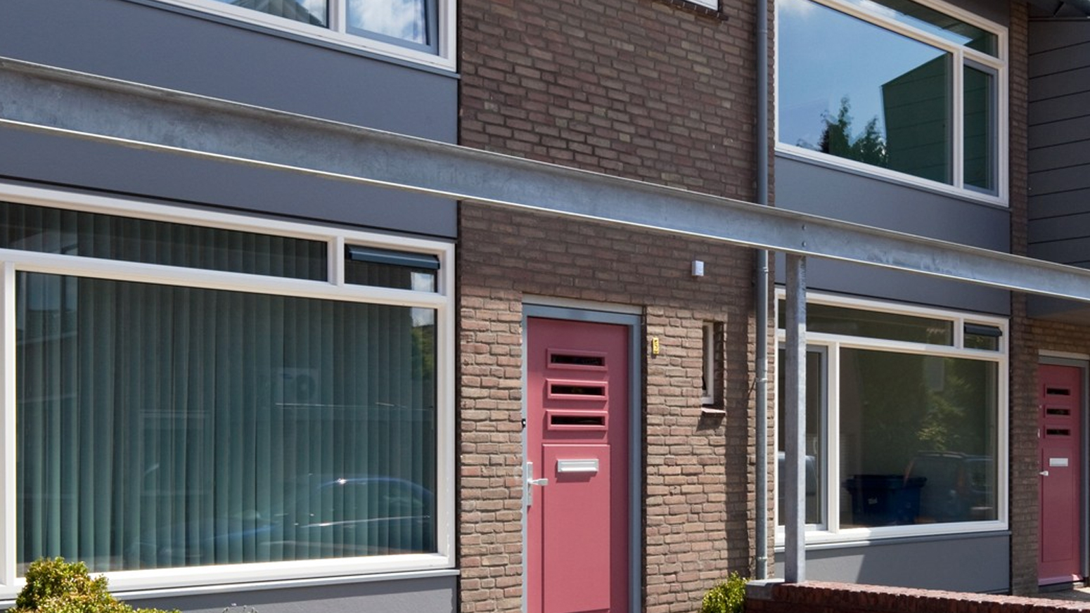 Houten kozijnen van Driessens in Panheel Woning waarbij de houten kozijnen geleverd zijn door Driessens die gevestigd is in Panheel.