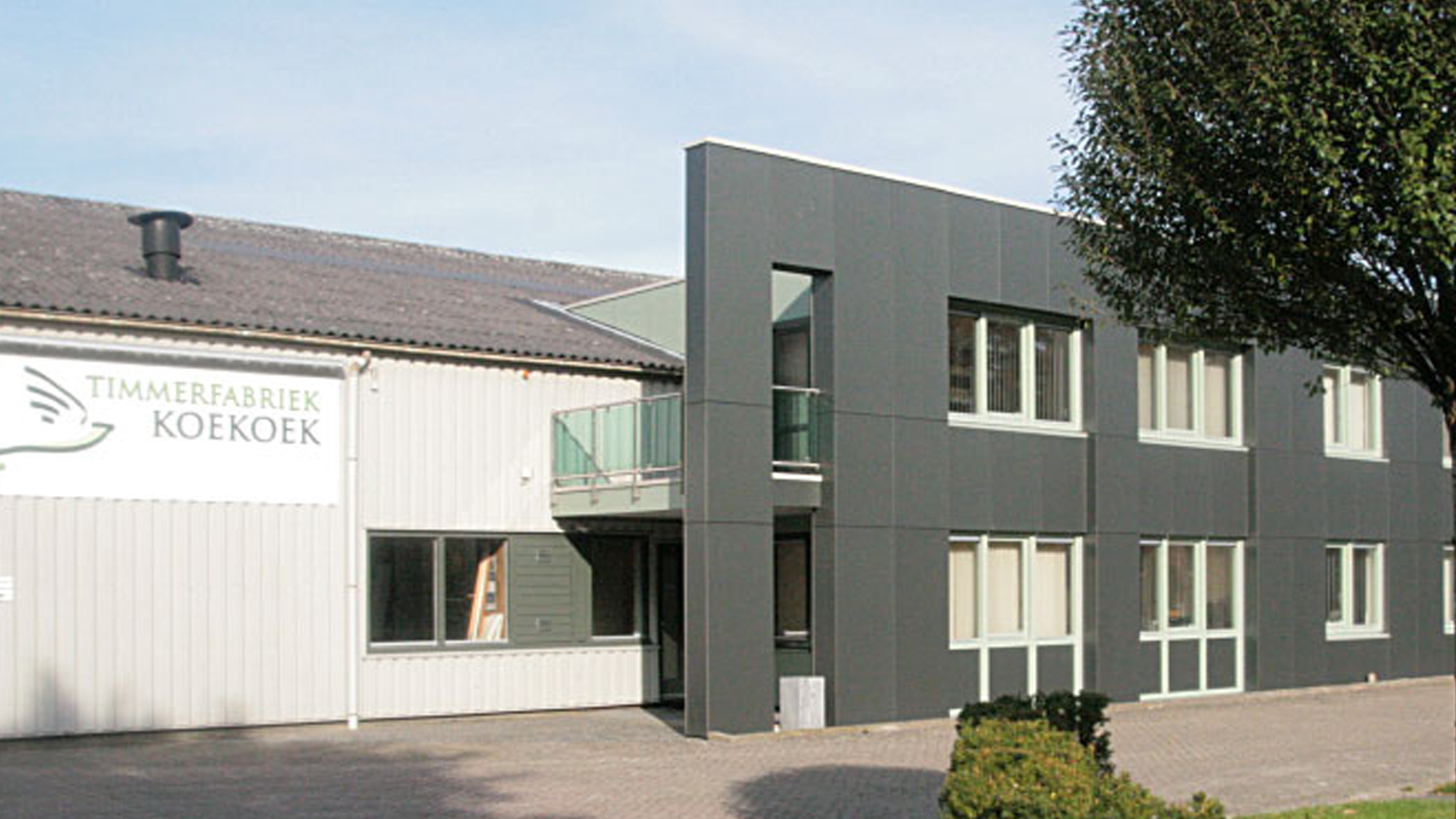 Timmerfabriek Koekoek in Ruinen Vooraanzicht van bedrijfspand Timmerfabriek Koekoek gevestigd in Ruinen.