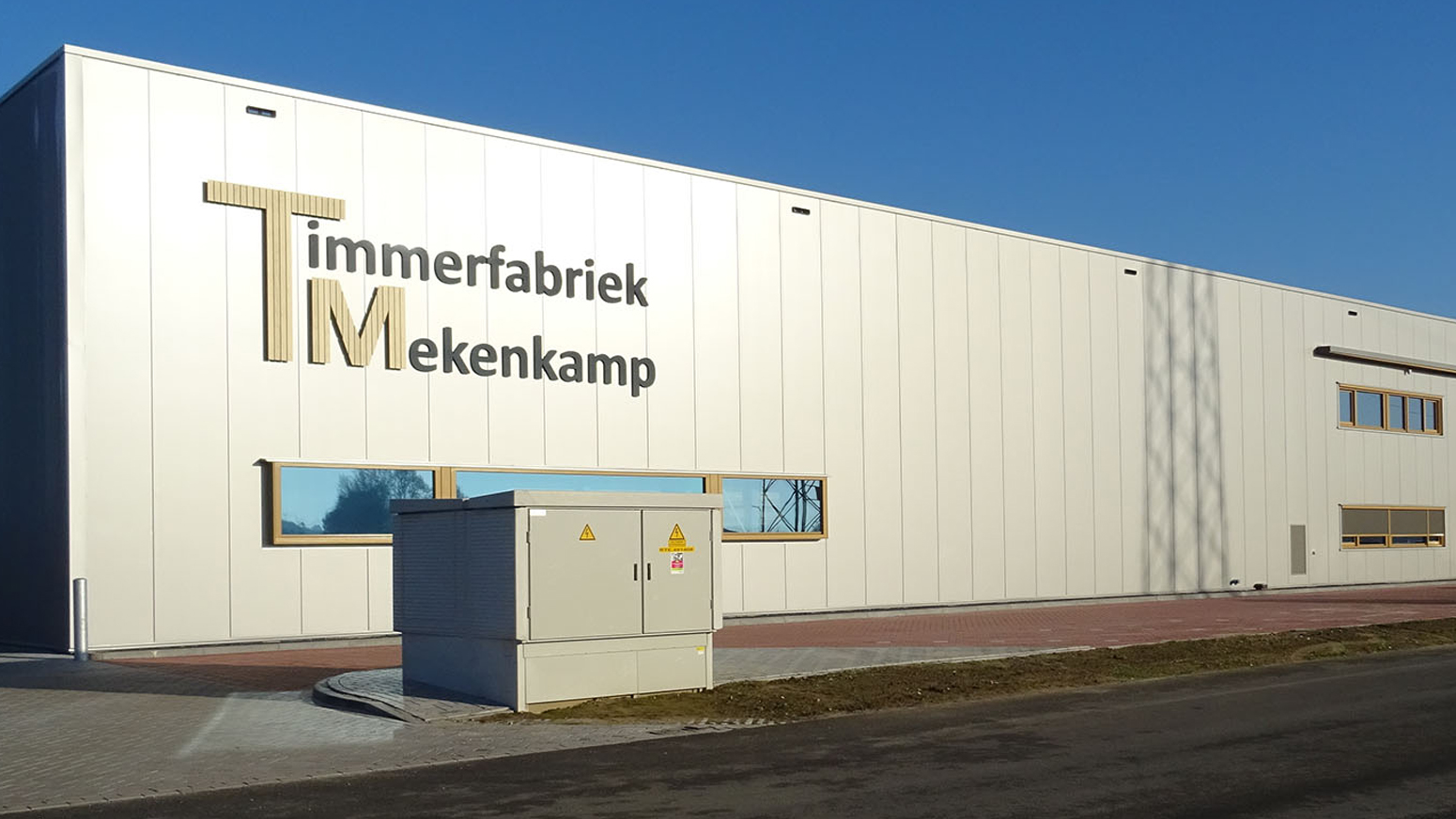 Vooraanzicht van bedrijfspand Timmerfabriek Mekenkamp gevestigd in Raalte.