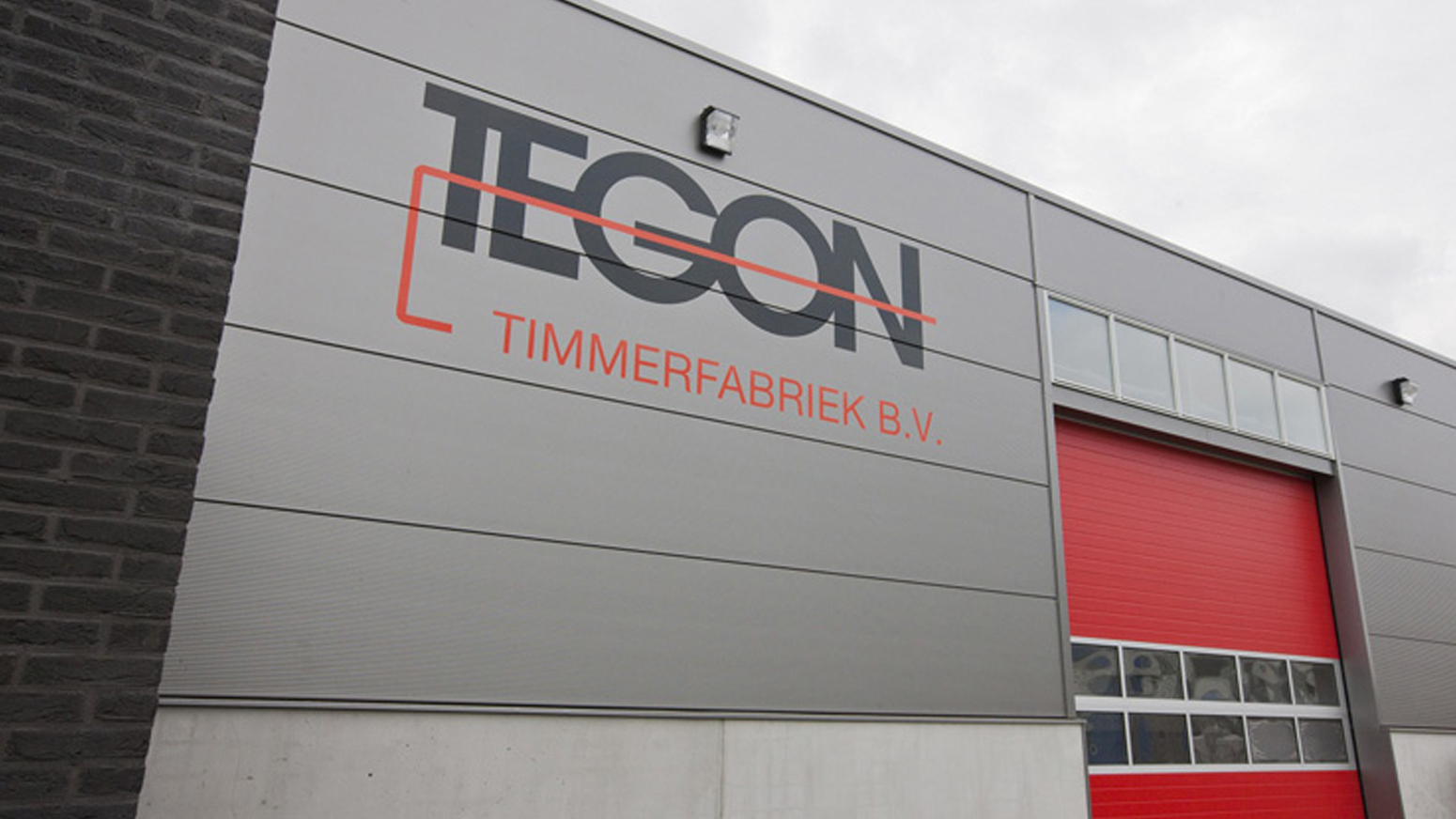 Tegon Timmerfabriek BV in Wieringerwerf Buitenzijde gebouw Tegon Timmerfabriek BV gevestigd in Wieringerwerf.