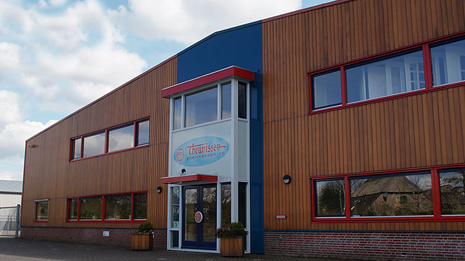 Timmerfabriek Theunissen in Wijchen Vooraanzicht van Timmerfabriek Theunissen gevestigd in Wijchen.