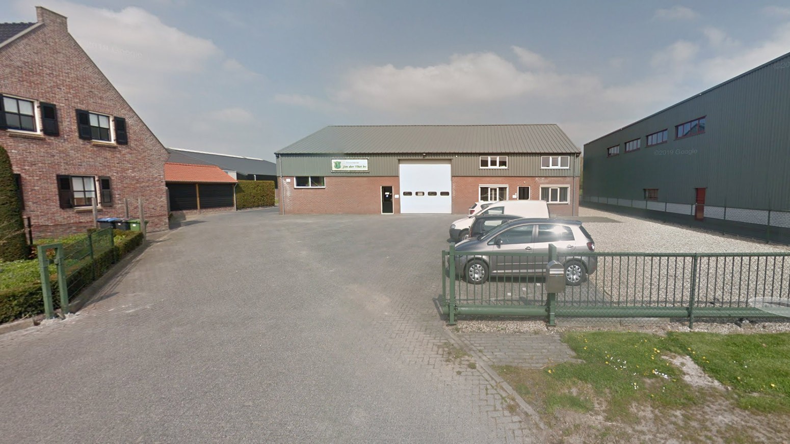 Vooraanzicht van het bedrijfspand van Timmerfabriek J. van der Vliet in Nederhemert