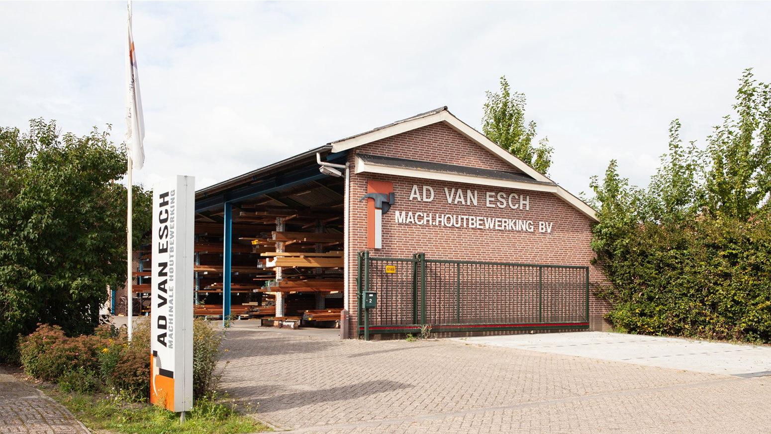 Ad van Esch Machinale Houtbewerking BV Udenhout Buitenzijde van pand Ad van Esch Machinale Houtbewerking