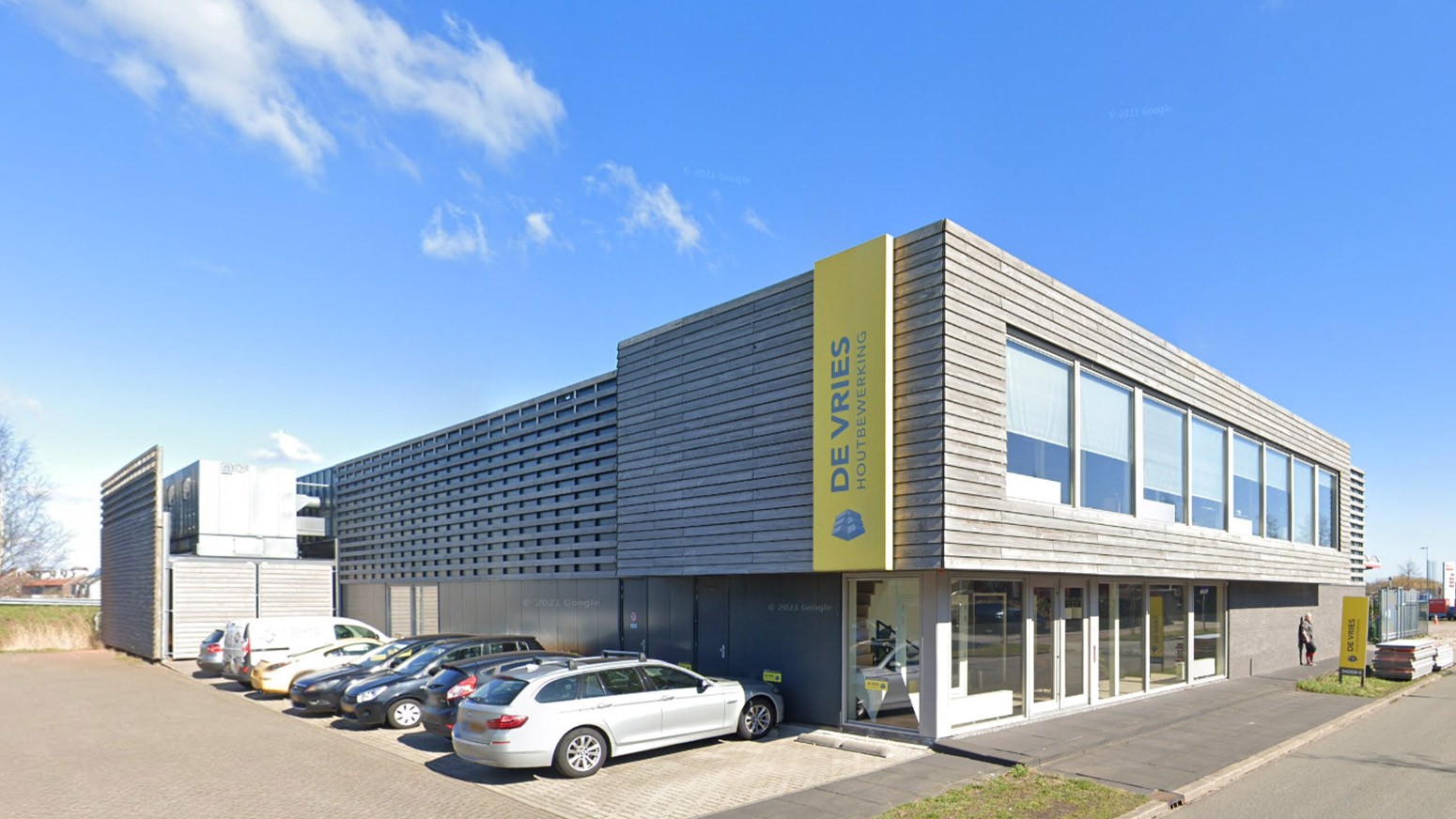 de-vries-houtbewerking-oostzaan Vooraanzicht van de Vries Houtbewerking in Oostzaan