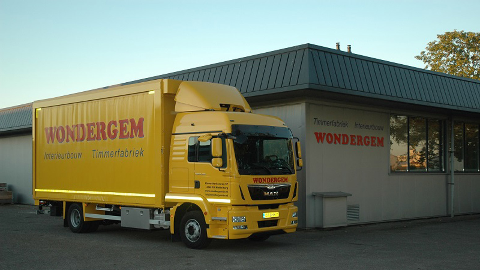 Wondergem timmerfabriek en interieurbouw foto van gebouw en vrachtwagen Wondergem Timmerfabriek en Interieurbouw