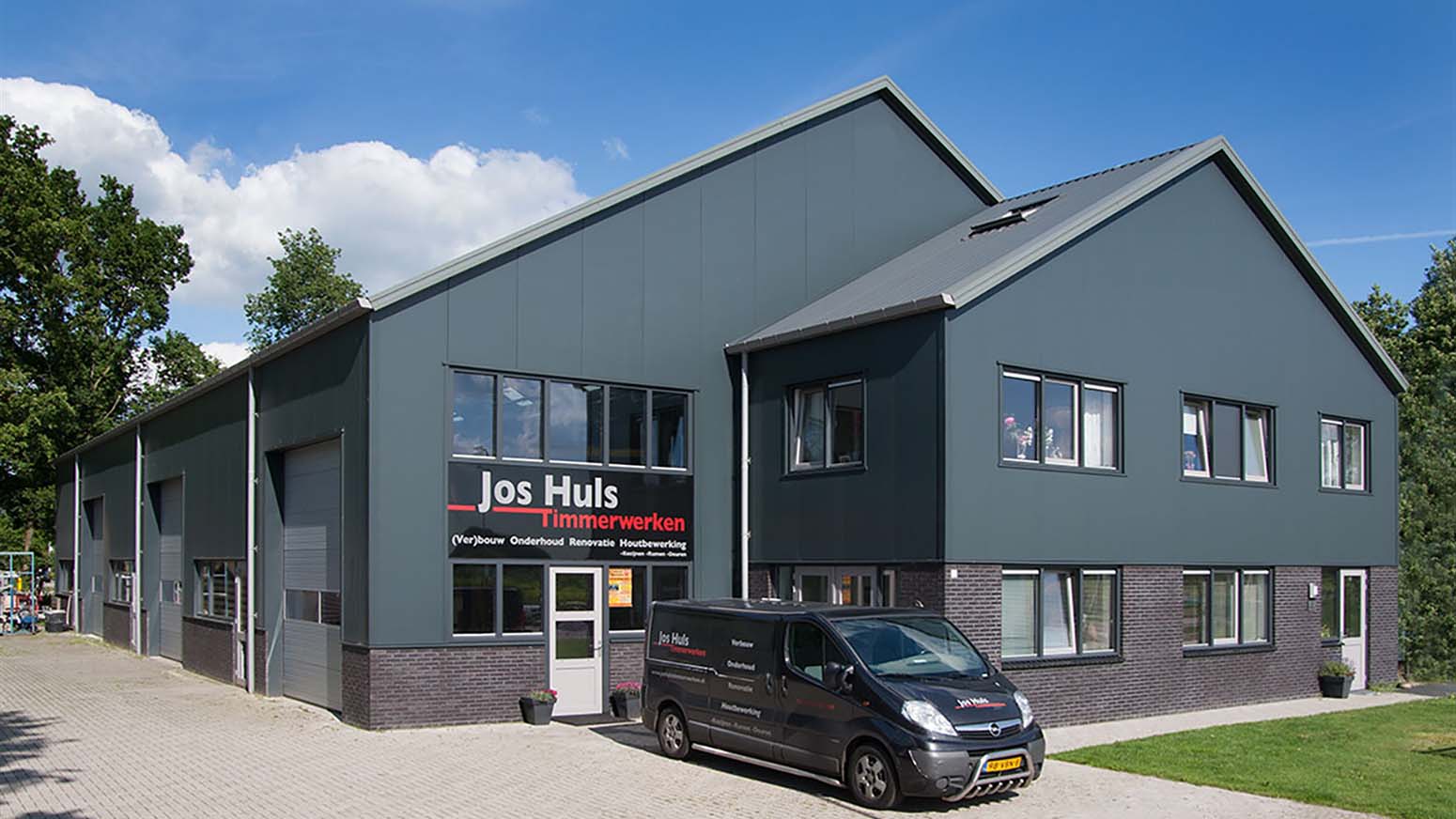 Jos Huls Timmerwerken nijeveen Voorzijde bedrijfspand en busje van Jos Huls Timmerwerken B.V. in Nijeveen