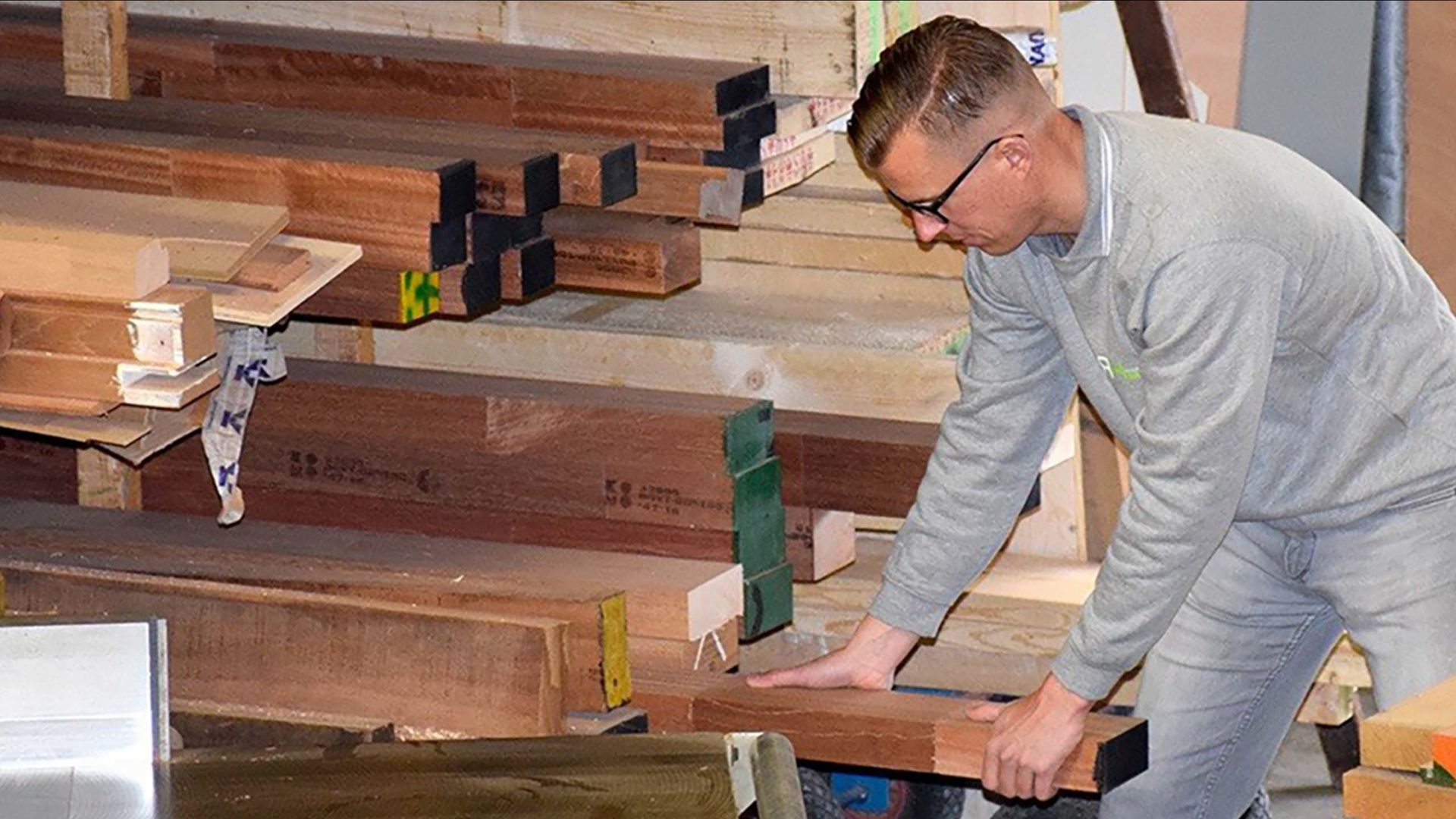 Medewerker van Timmerfabriek Harmsen in Loosdracht die hout aan het bewerken is