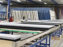 Houtskeletbouw van woning met buitenaanzicht en steigers | HOUT100%